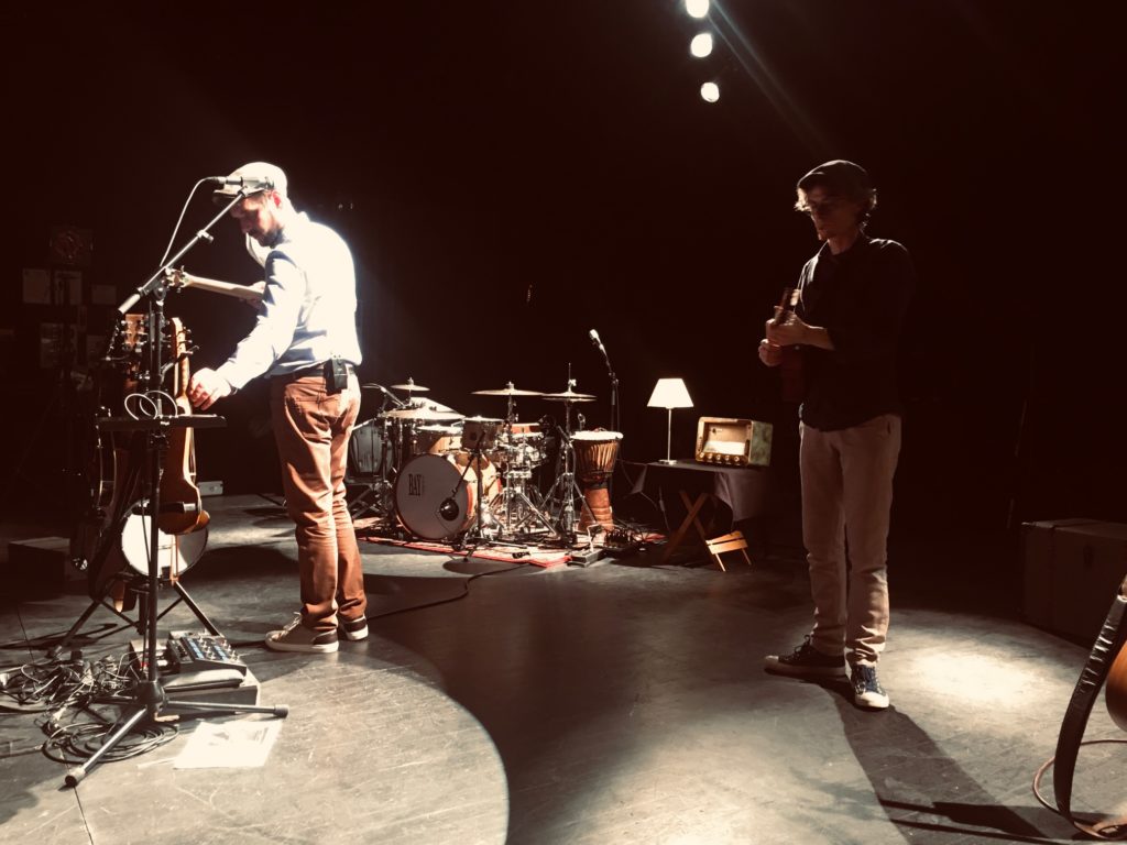 Photo représentant l'artiste Vincent Do sur la scène de La Luciole, grâce à laquelle il a bénéficié d'un accompagnement artistique.